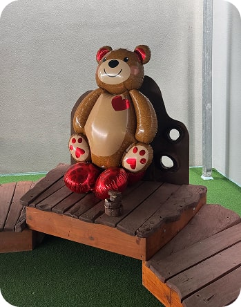 Teddy bear on bench
